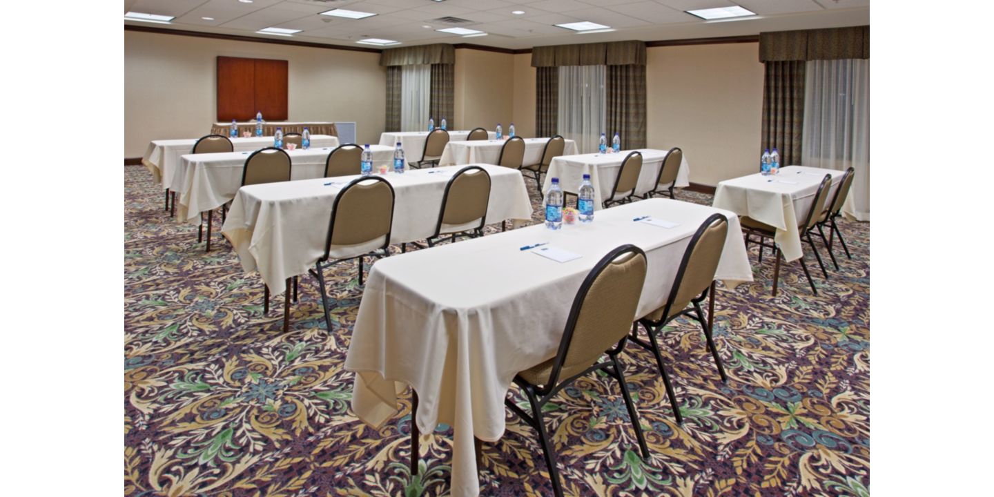 945 sq ft meeting room available.